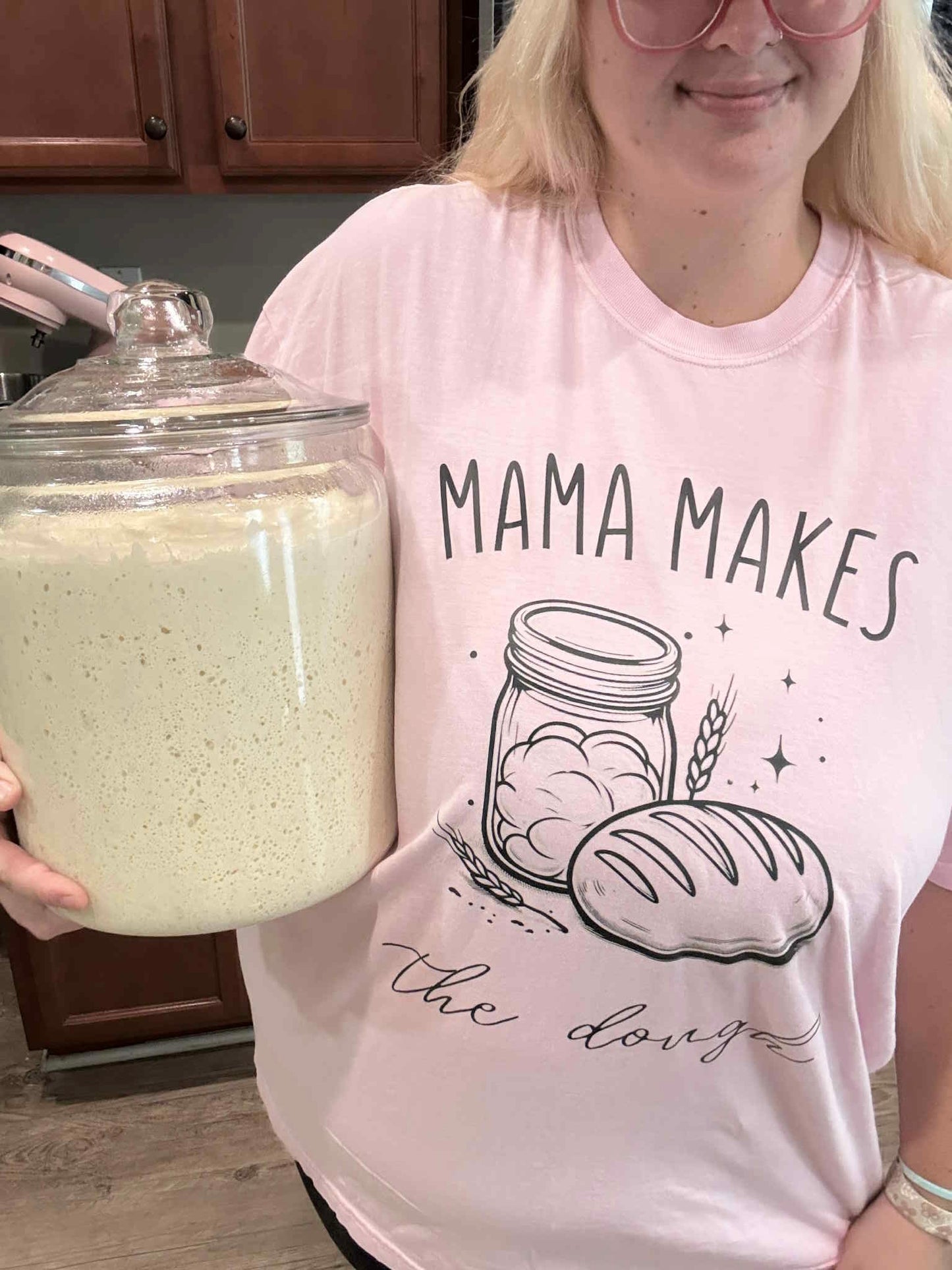 Mama Makes The Dough | T-Shirt